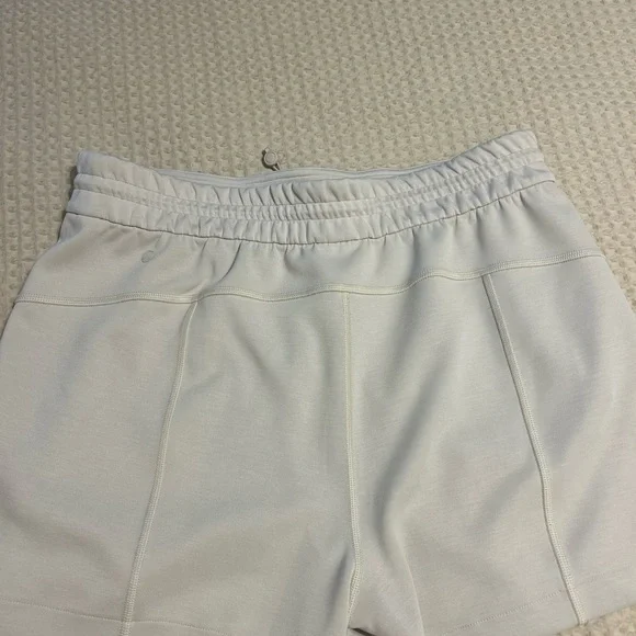 Lululemon Softstreme Cream Shorts Size 10 - Picture 2 of 4